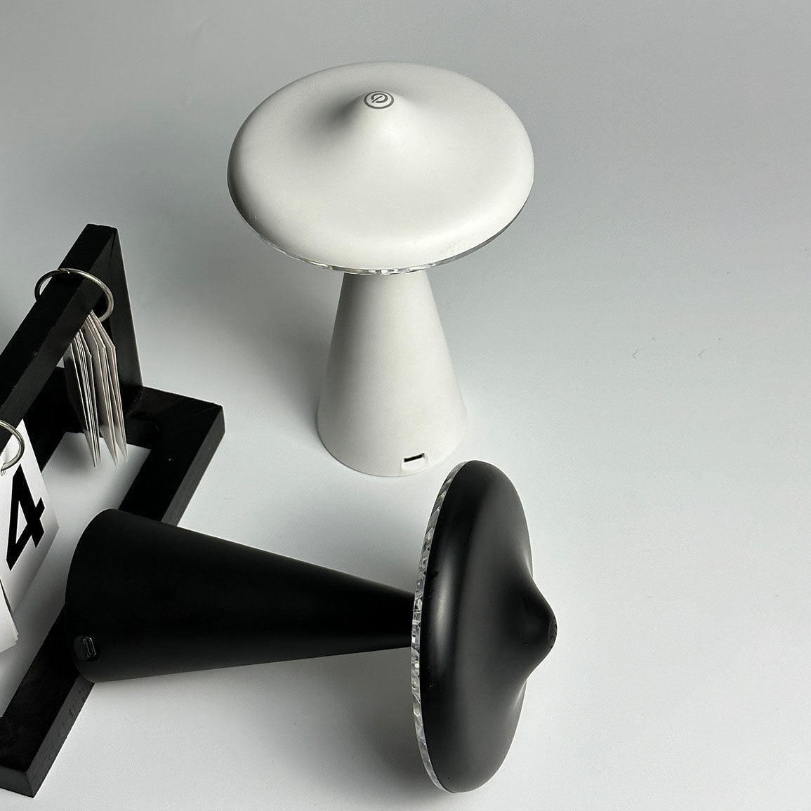 Moderne Tischlampe im UFO-Design mit USB-Aufladung für stilvolle Akzente-4