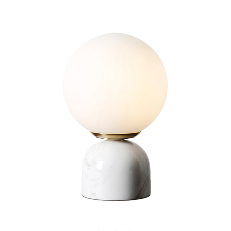 Moderne Nachttischlampe mit Milchglas und Marmorfuß für stilvolle Akzente-5