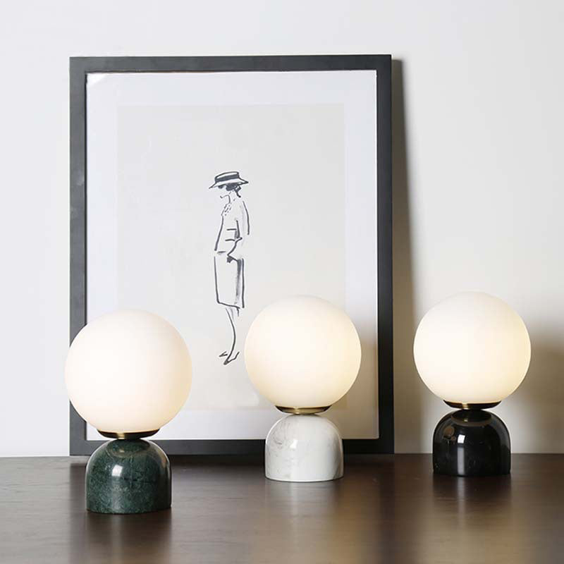 Moderne Nachttischlampe mit Milchglas und Marmorfuß für stilvolle Akzente-3