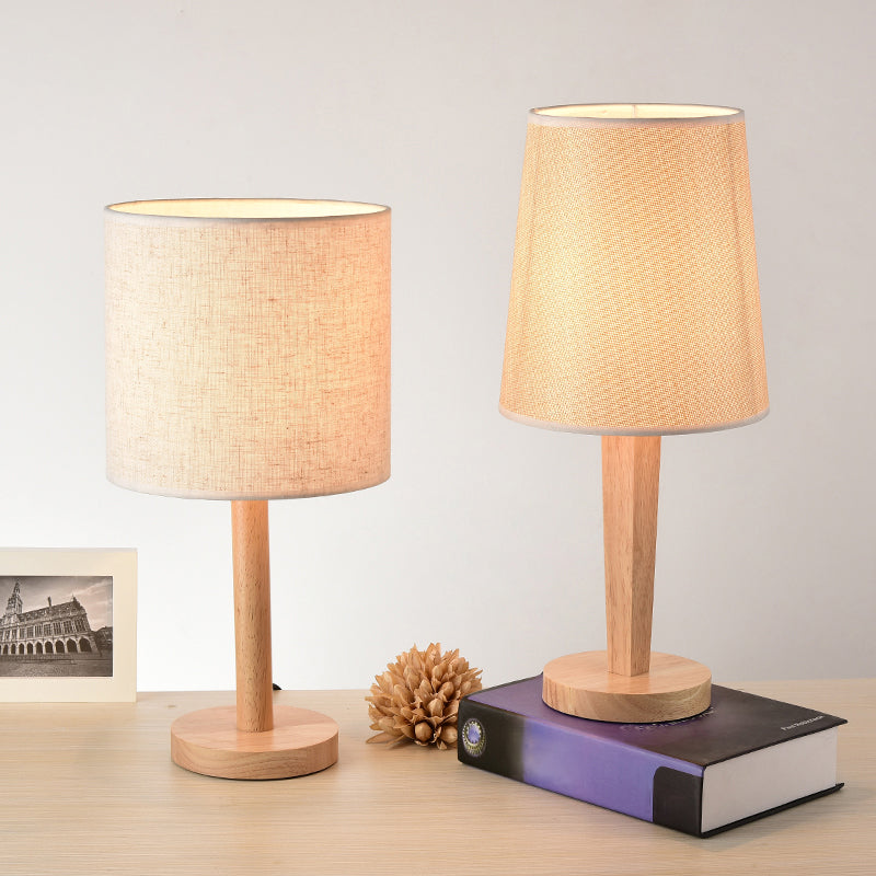 Moderne Tischlampe mit Holzfuß und Textilschirm für stilvolle Akzente im Wohnzimmer-3