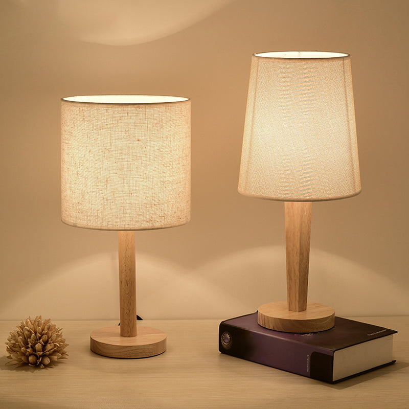 Moderne Tischlampe mit Holzfuß und Textilschirm für stilvolle Akzente im Wohnzimmer-5