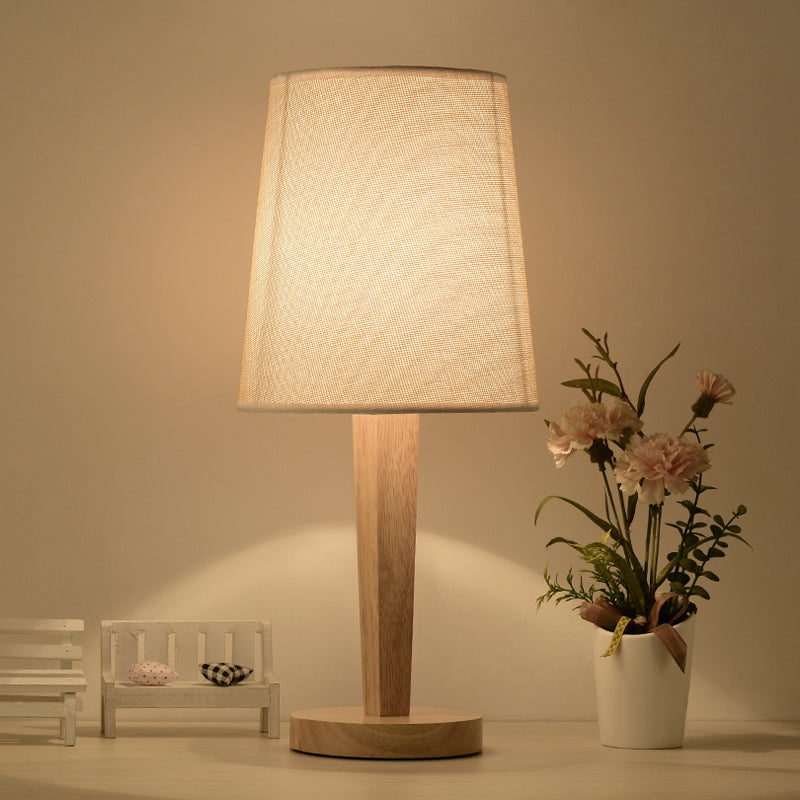 Moderne Tischlampe mit Holzfuß und Textilschirm für stilvolle Akzente im Wohnzimmer-6
