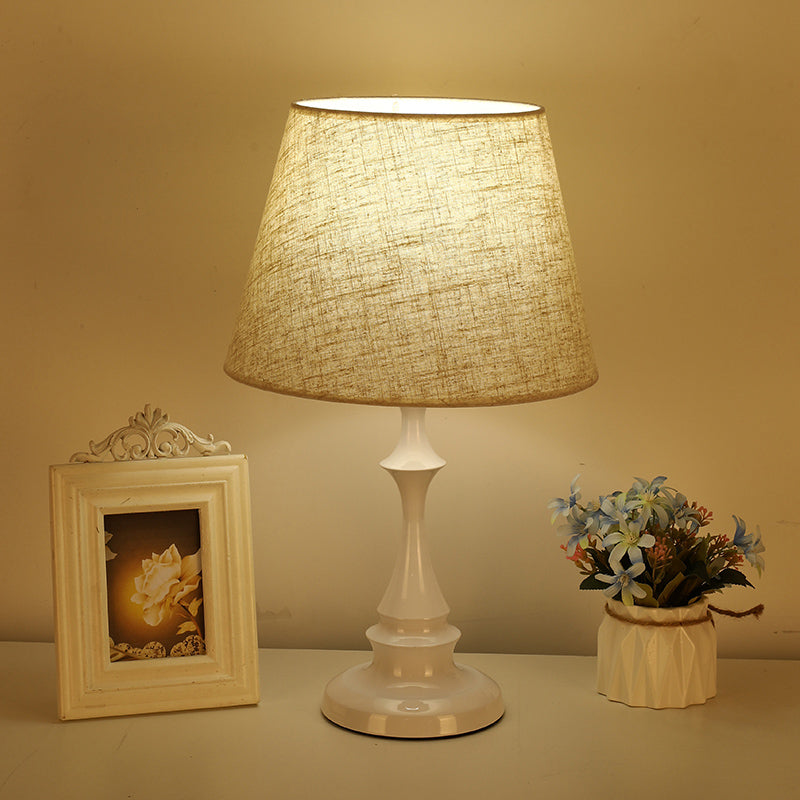 Minimalistische Nachttischlampe mit Stoffschirm und elegantem Design-5