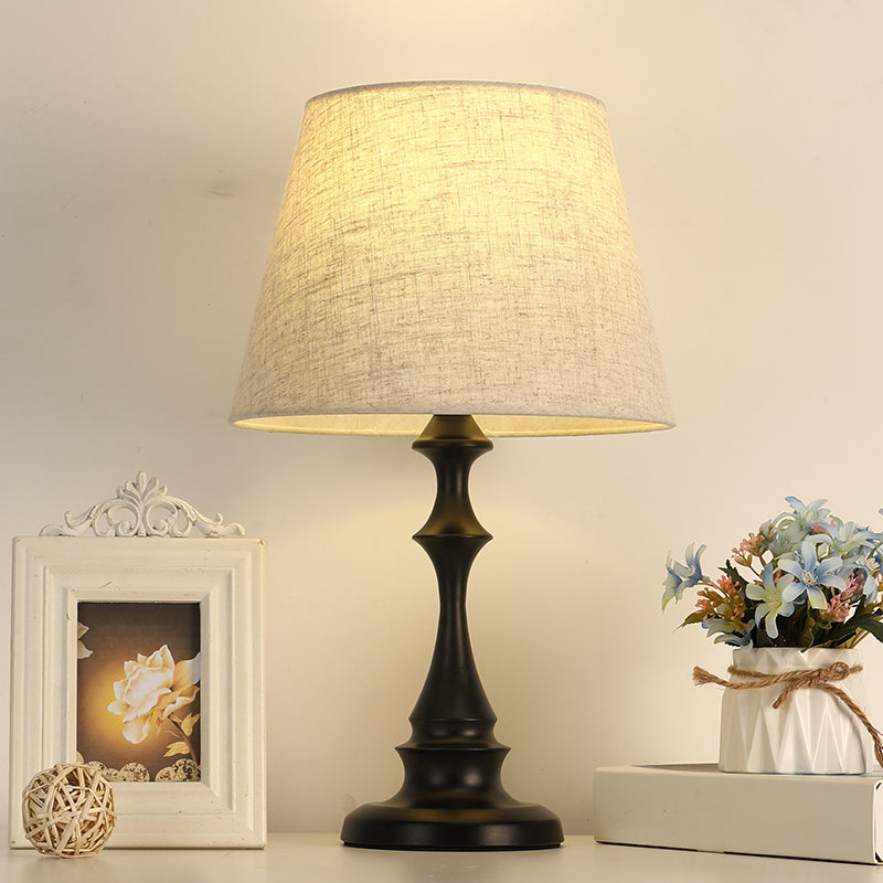 Minimalistische Nachttischlampe mit Stoffschirm und elegantem Design-2