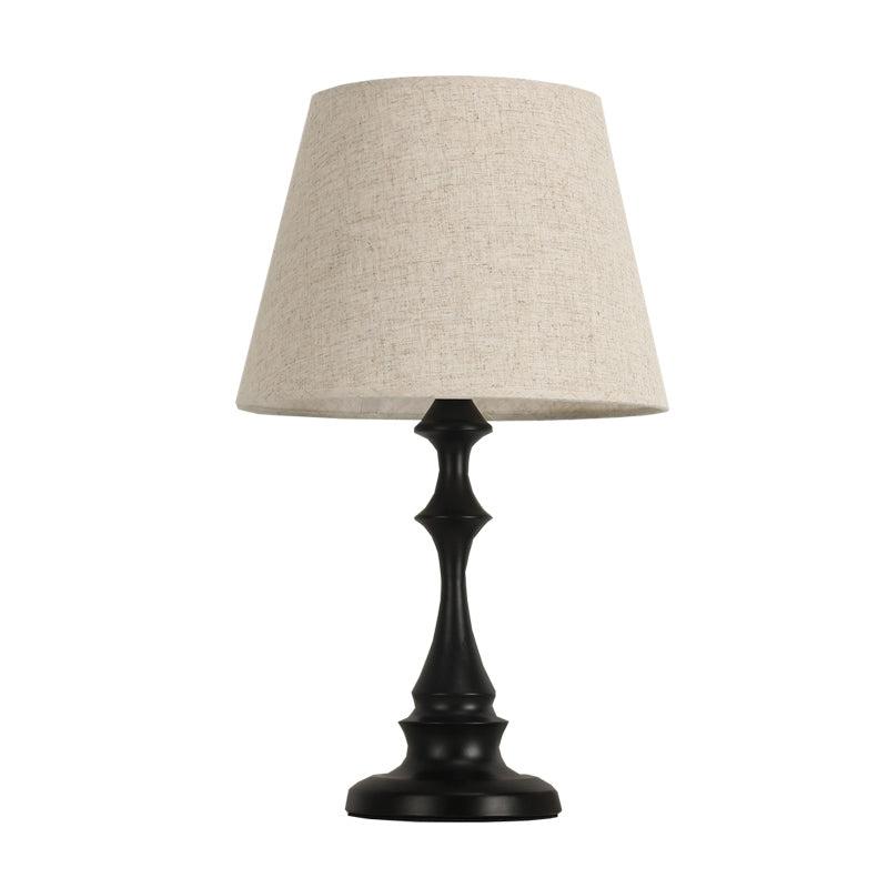 Minimalistische Nachttischlampe mit Stoffschirm und elegantem Design-4
