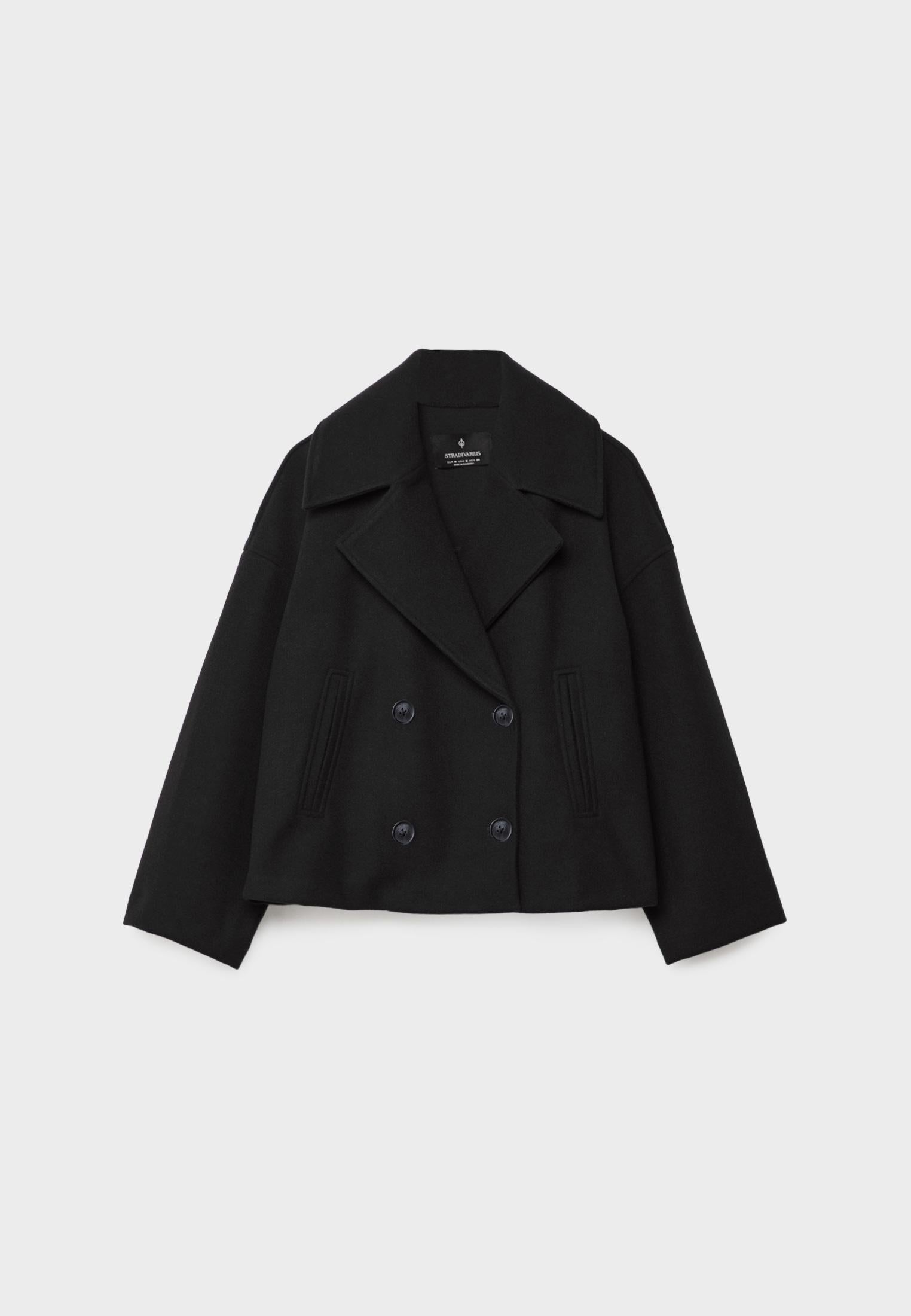 Kurze Damenjacke mit doppelter Knopfreihe