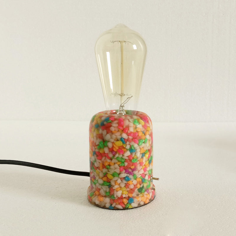 Moderne Tischlampe aus Harz in Rot - Stilvolle Tischleuchte für Elegante Akzente-4