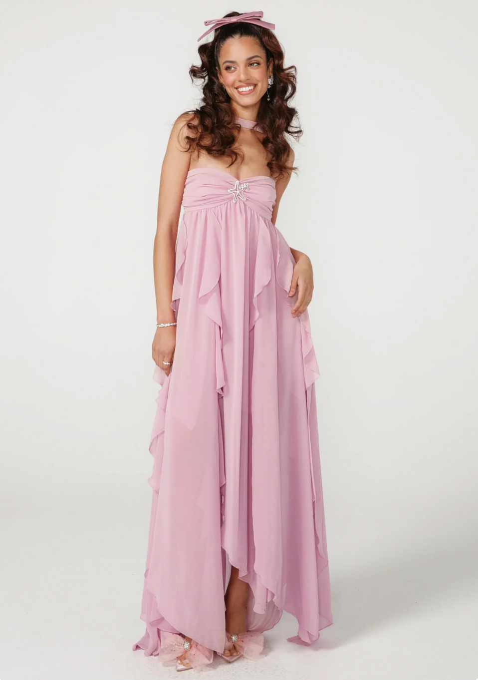 Weißes Maxikleid mit Stufenvolants und trägerlosem Schnitt