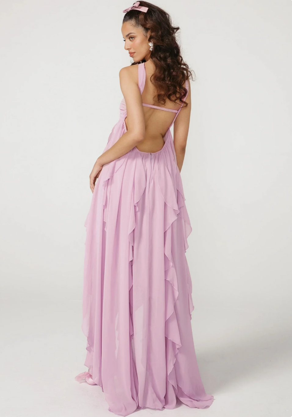 Weißes Maxikleid mit Stufenvolants und trägerlosem Schnitt