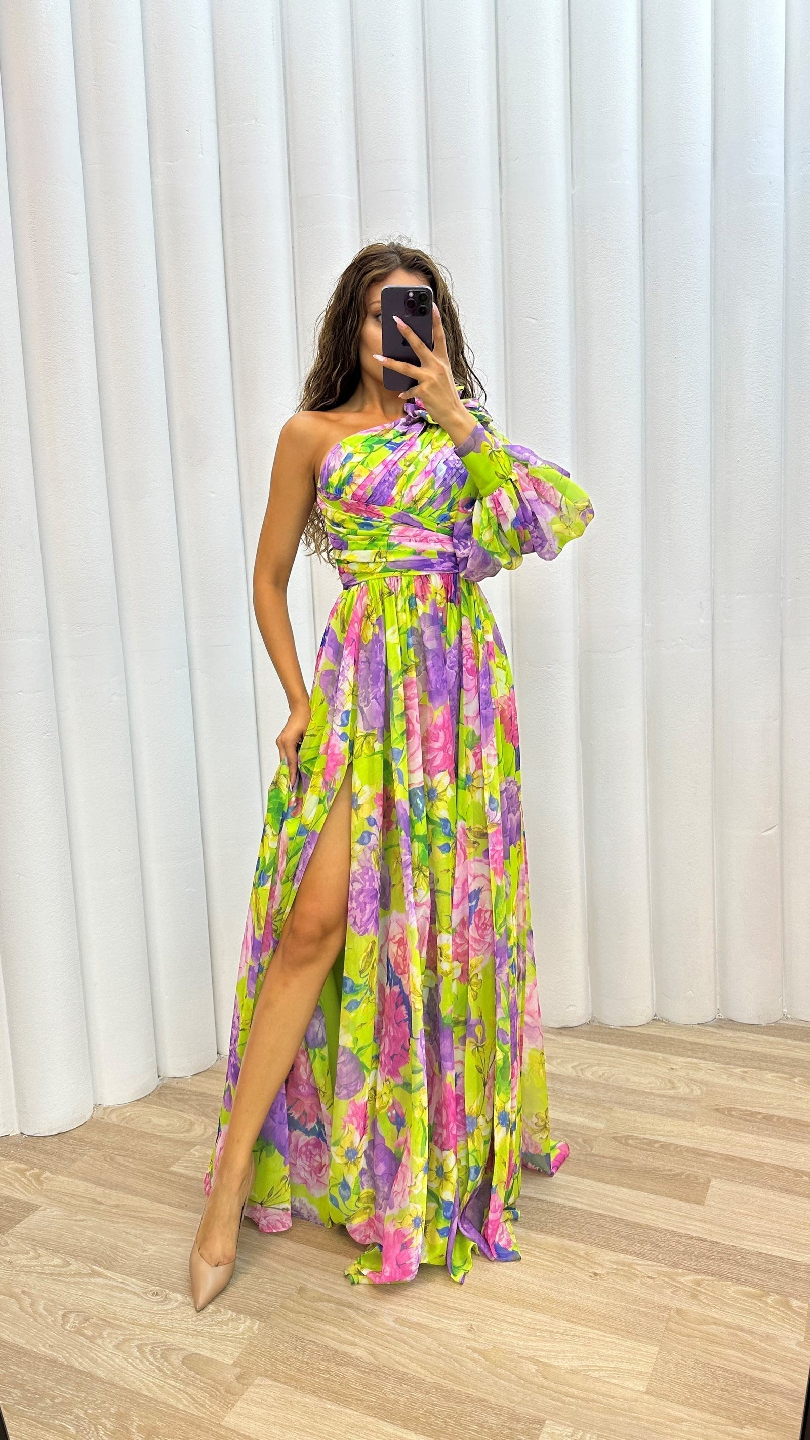 Damen-Maxikleid mit asymmetrischem Saum und floralem Entwurf