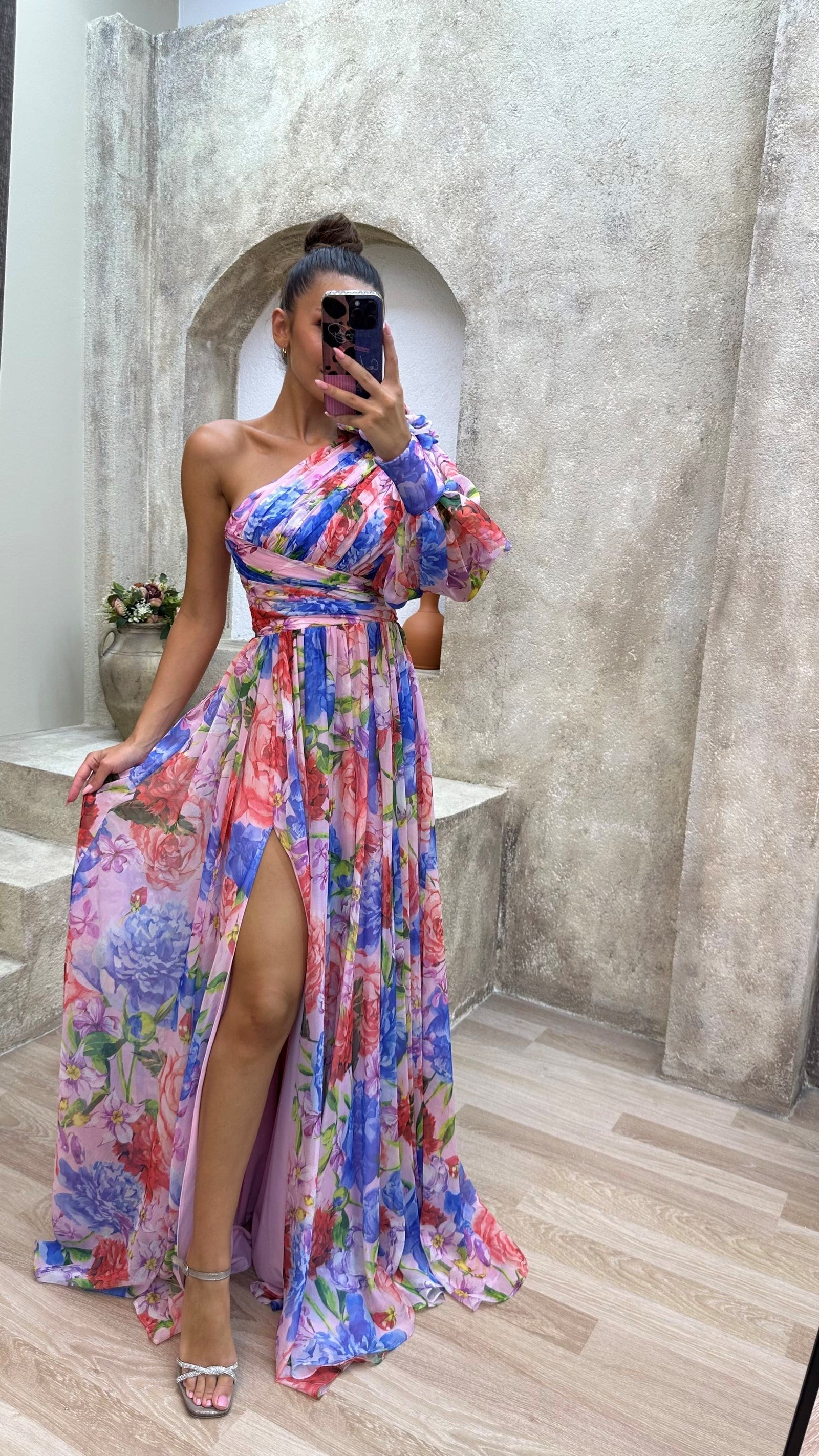 Damen-Maxikleid mit asymmetrischem Saum und floralem Entwurf
