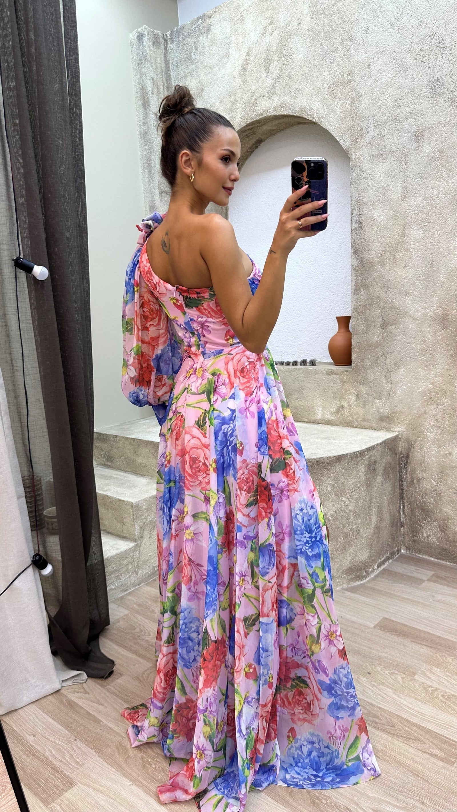 Damen-Maxikleid mit asymmetrischem Saum und floralem Entwurf