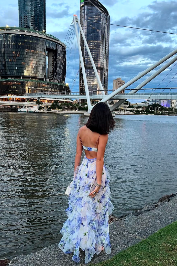 Damenkleid mit Blumenmuster und Rüschenverzierung