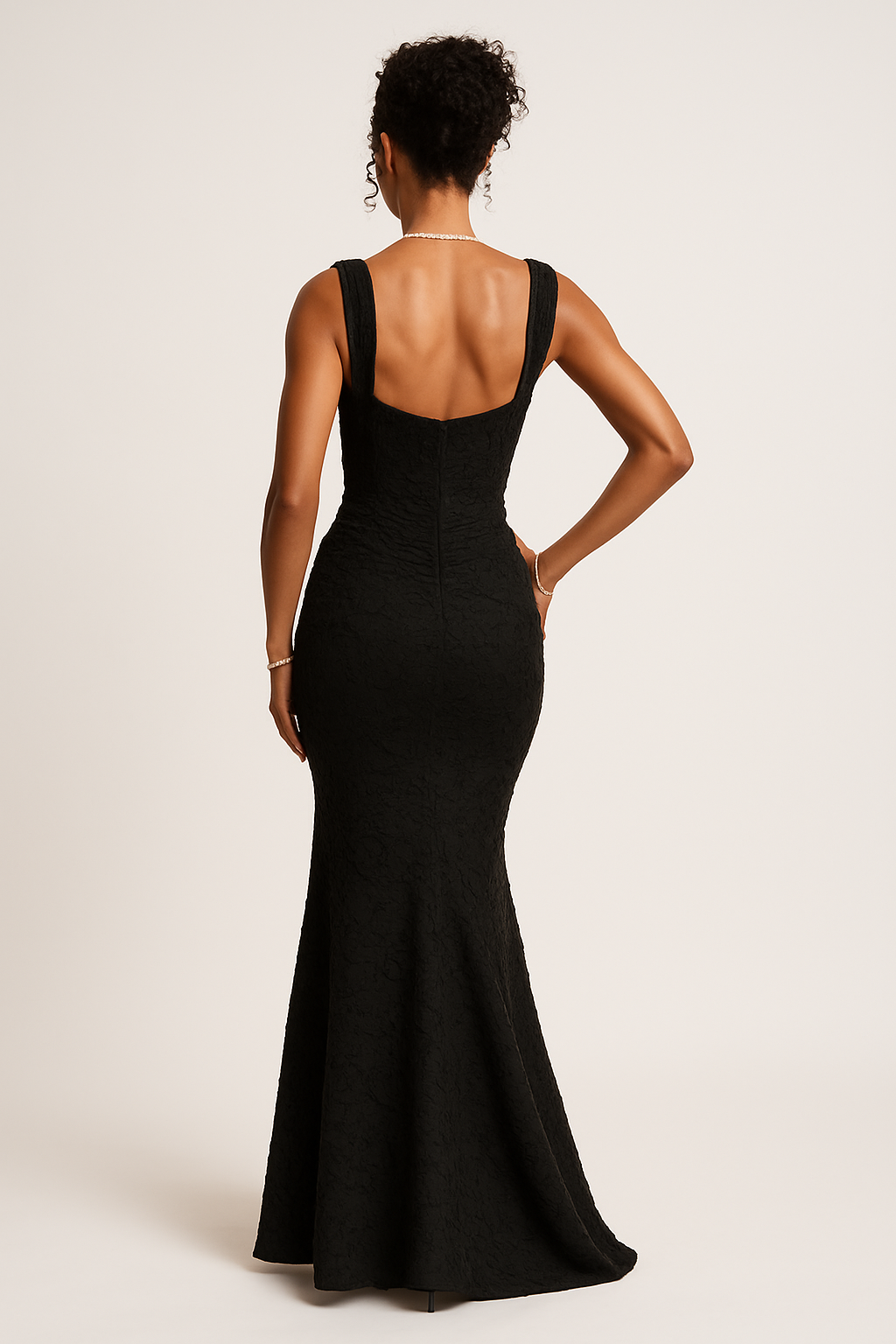 Damenkleid mit betonter Taille und offener Rückenpartie