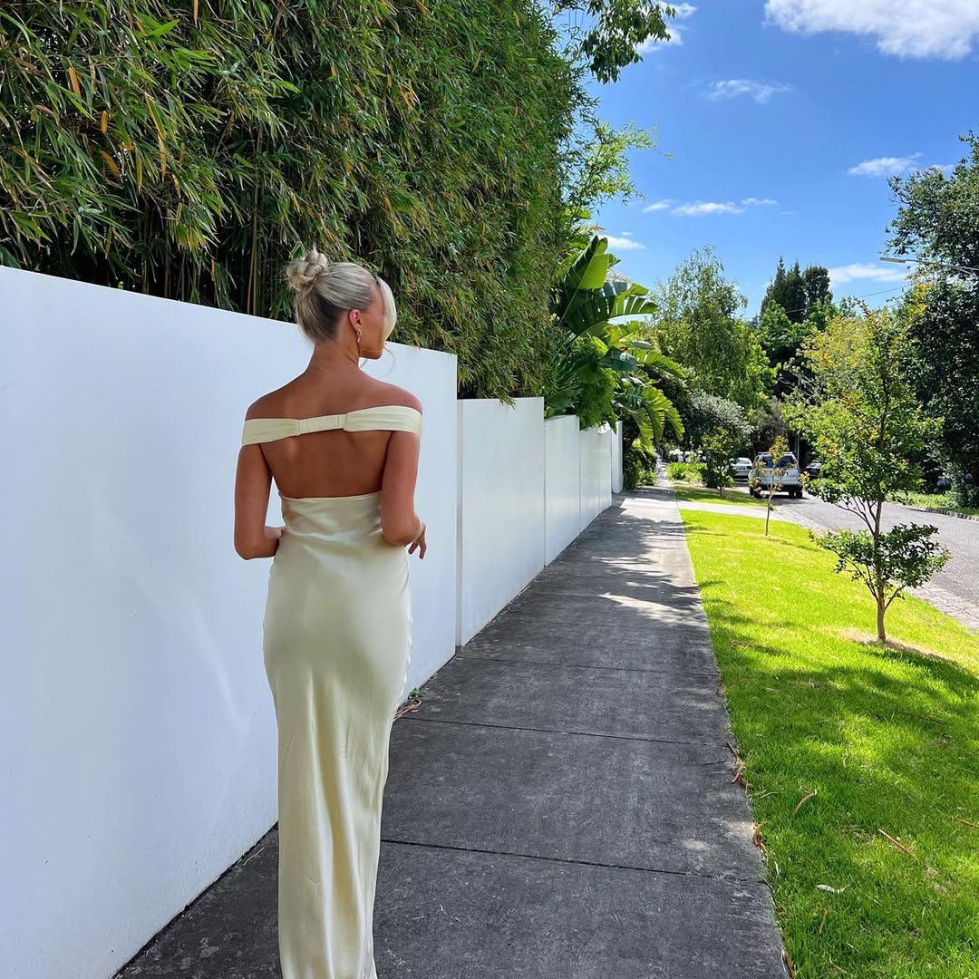 Damenkleid mit schulterfreier Form und ausgestelltem Saum