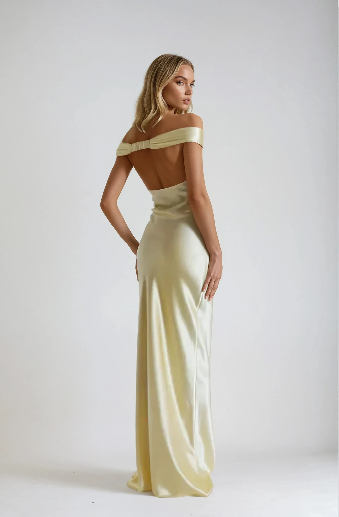 Damenkleid mit schulterfreier Form und ausgestelltem Saum