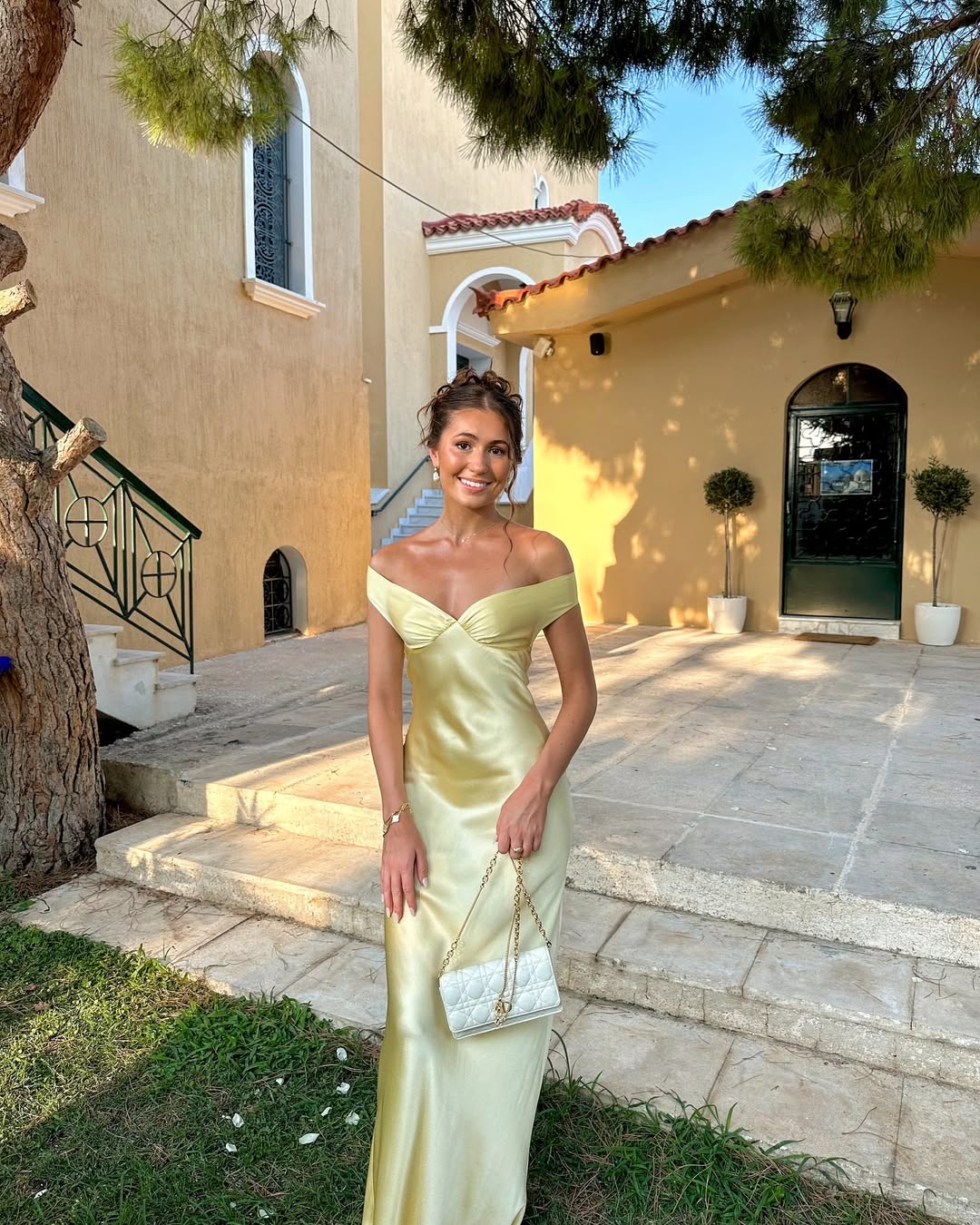 Damenkleid mit schulterfreier Form und ausgestelltem Saum
