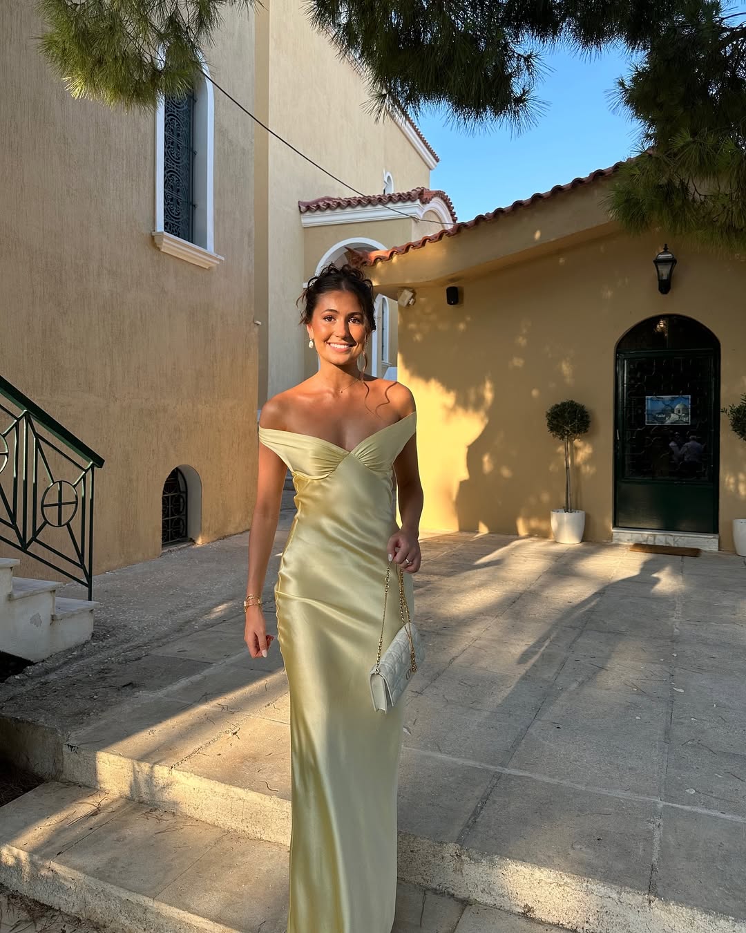 Damenkleid mit schulterfreier Form und ausgestelltem Saum