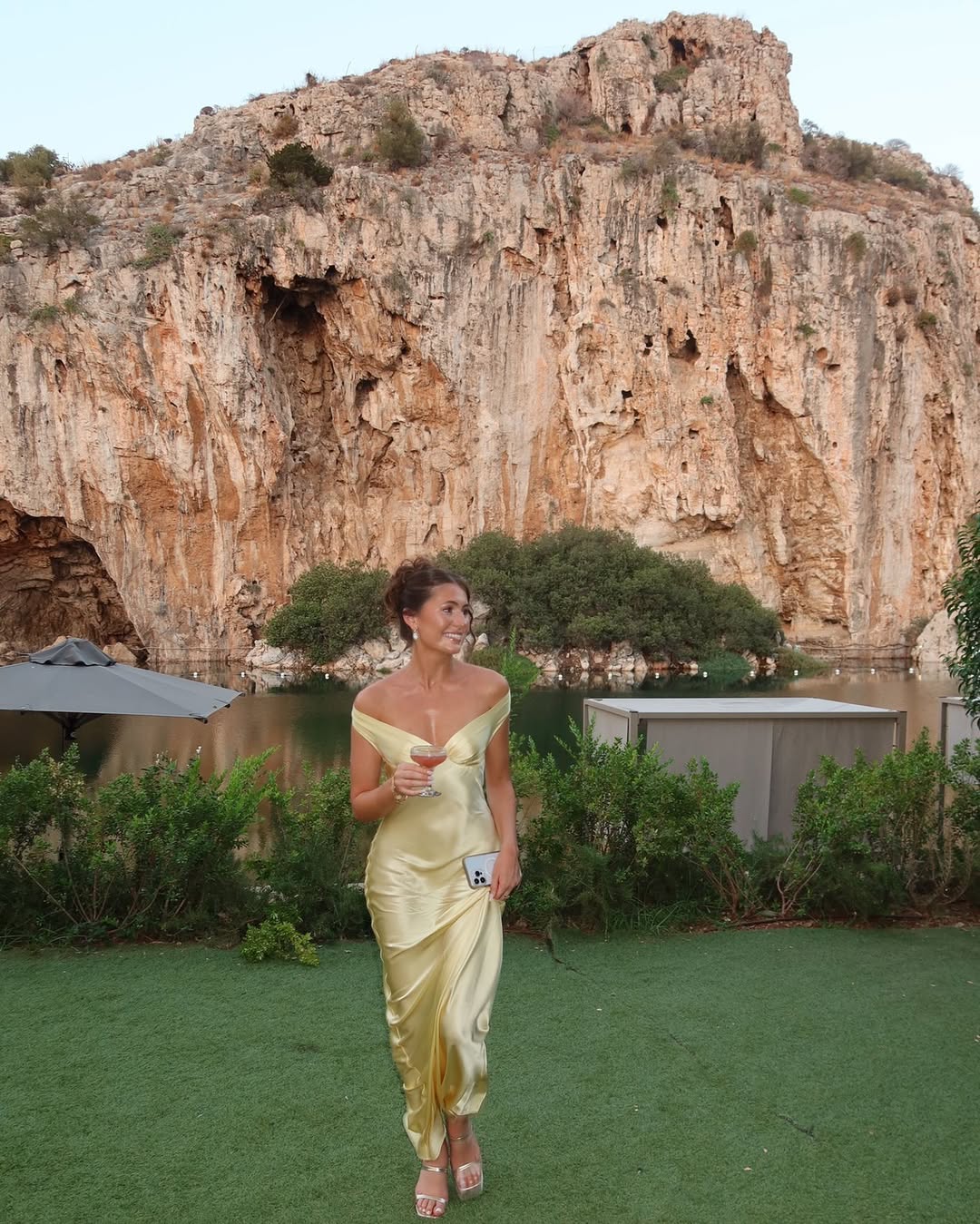 Damenkleid mit schulterfreier Form und ausgestelltem Saum