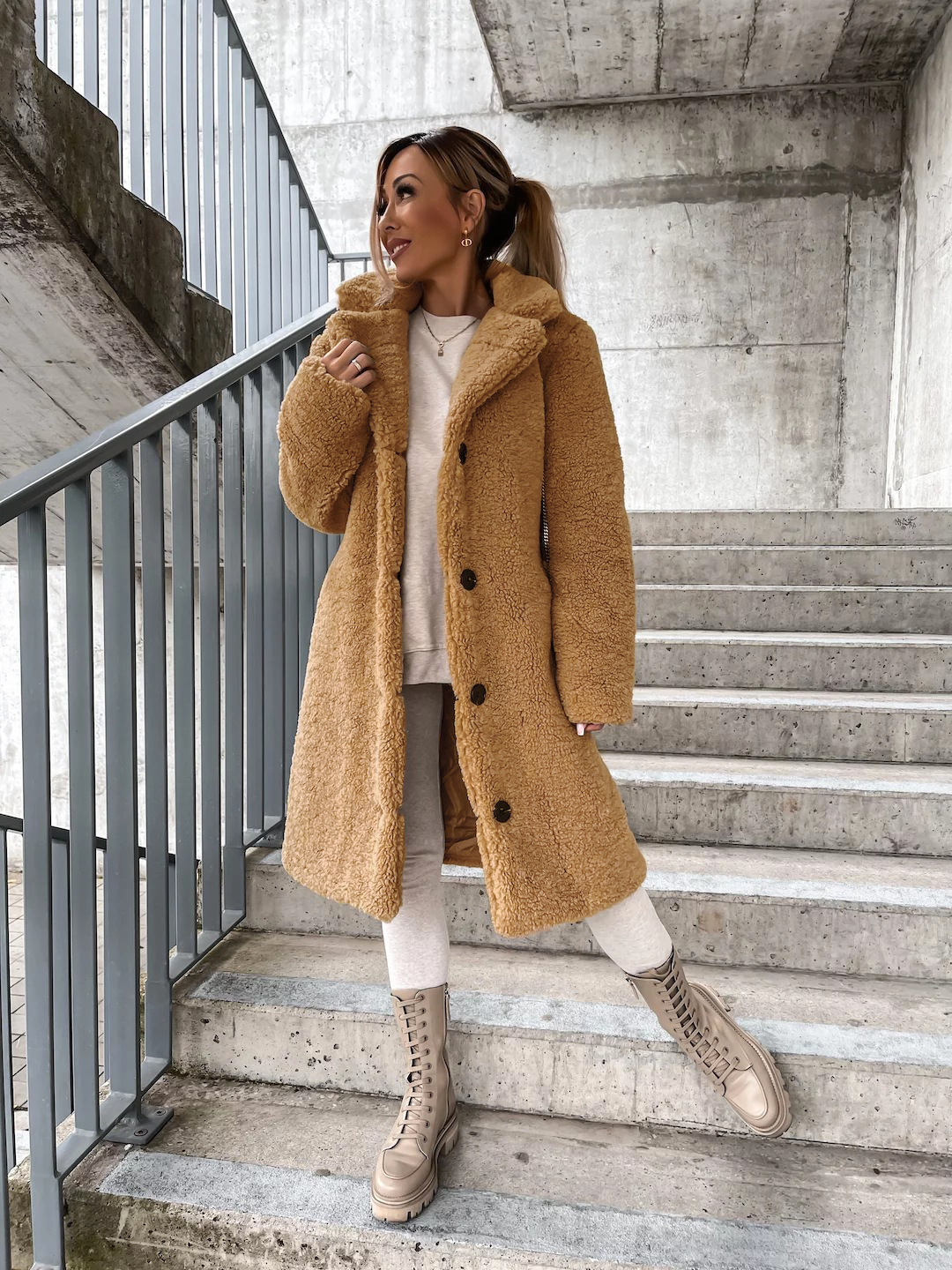 Damen Wintermantel mit Teddy-Optik und Knopfleiste