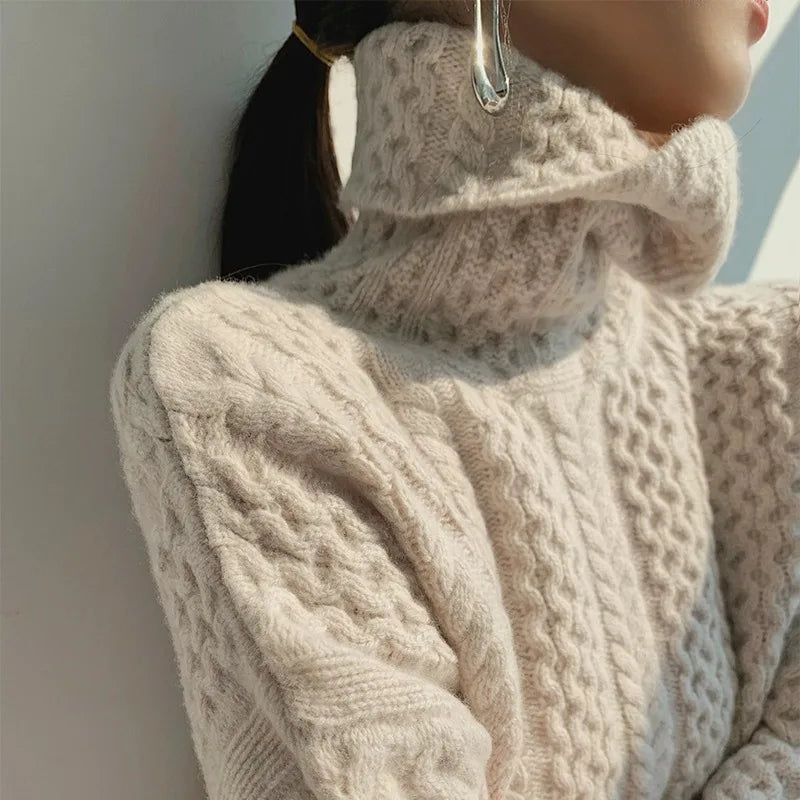 Damenpullover mit Zopfmuster und hohem Halsausschnitt