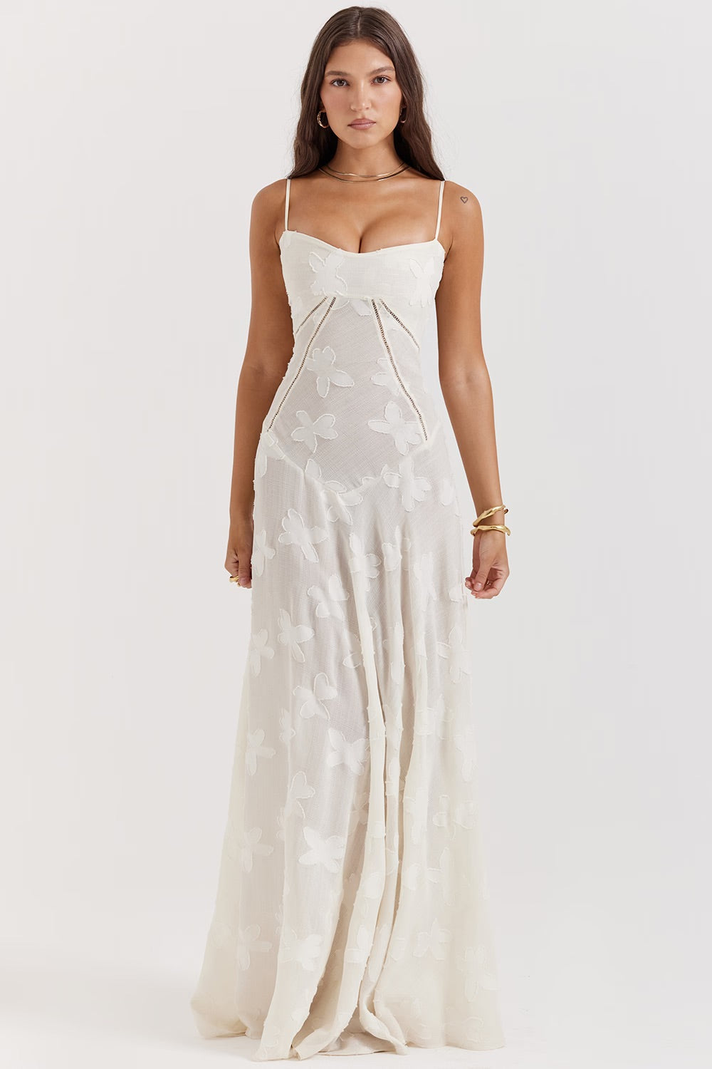 Langes Damenkleid mit Spitzendetails und tailliertem Schnitt