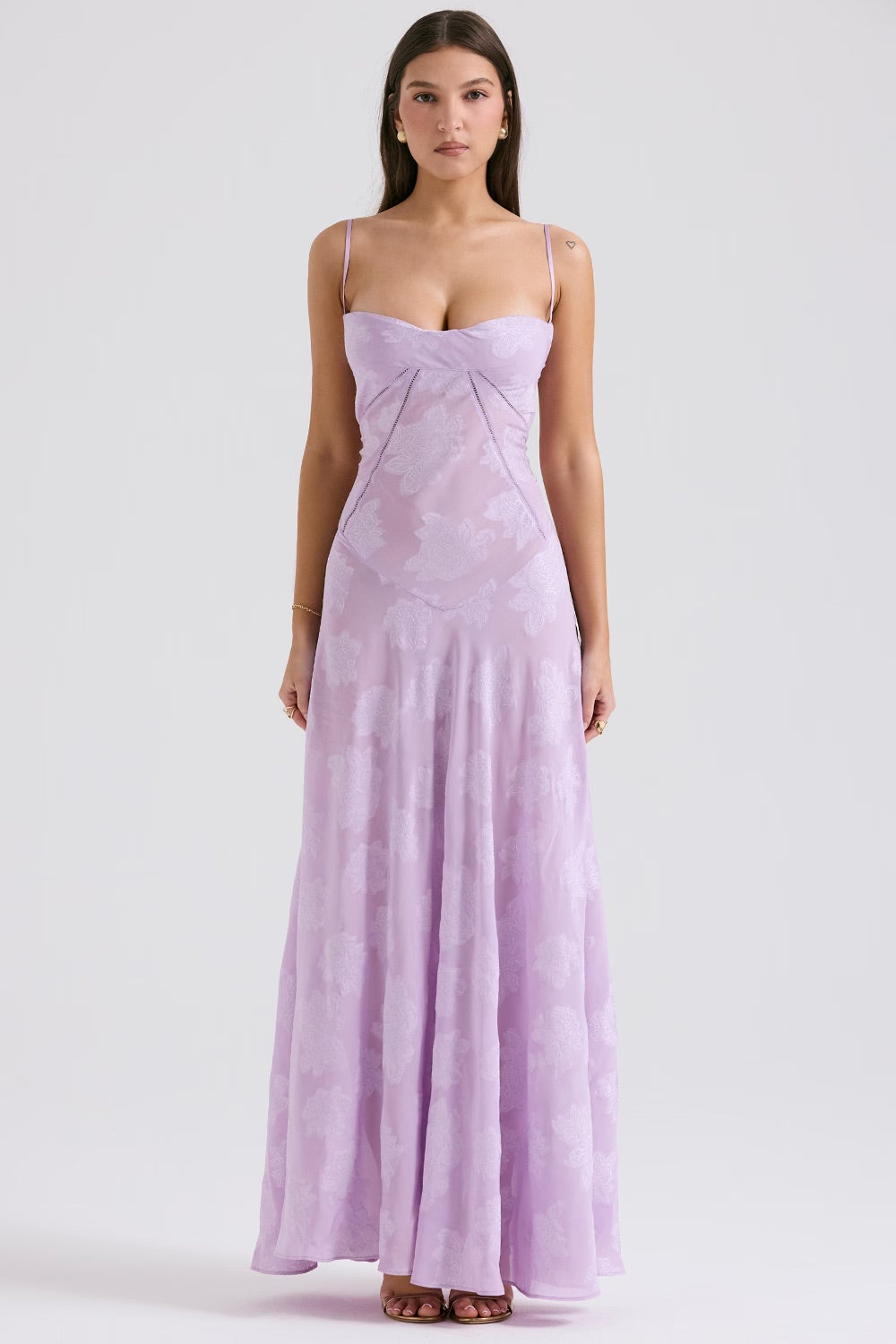Langes Damenkleid mit Spitzendetails und tailliertem Schnitt
