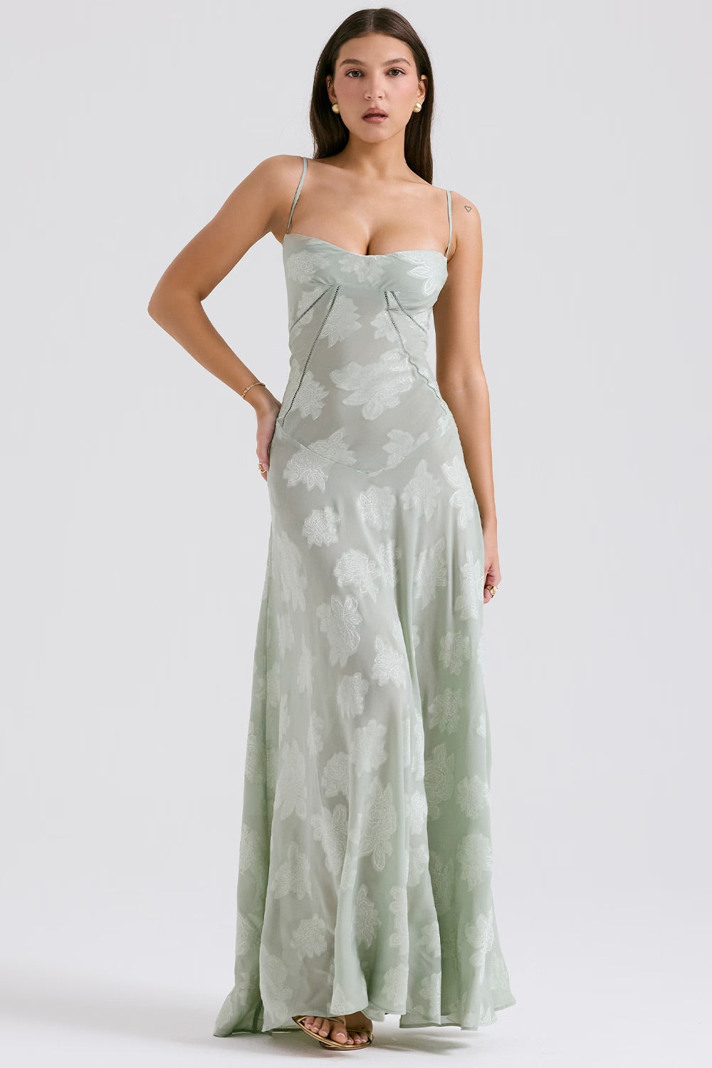 Langes Damenkleid mit Spitzendetails und tailliertem Schnitt