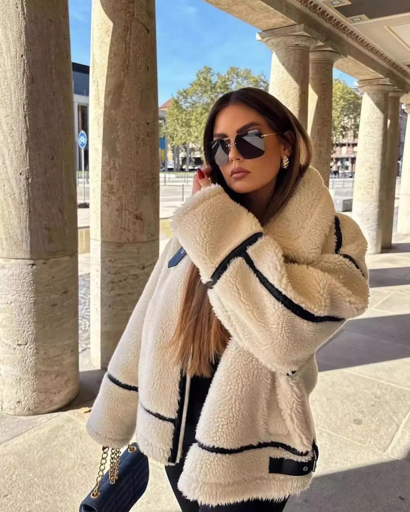 Damenjacke mit kontrastierenden Details und breitem Kragen