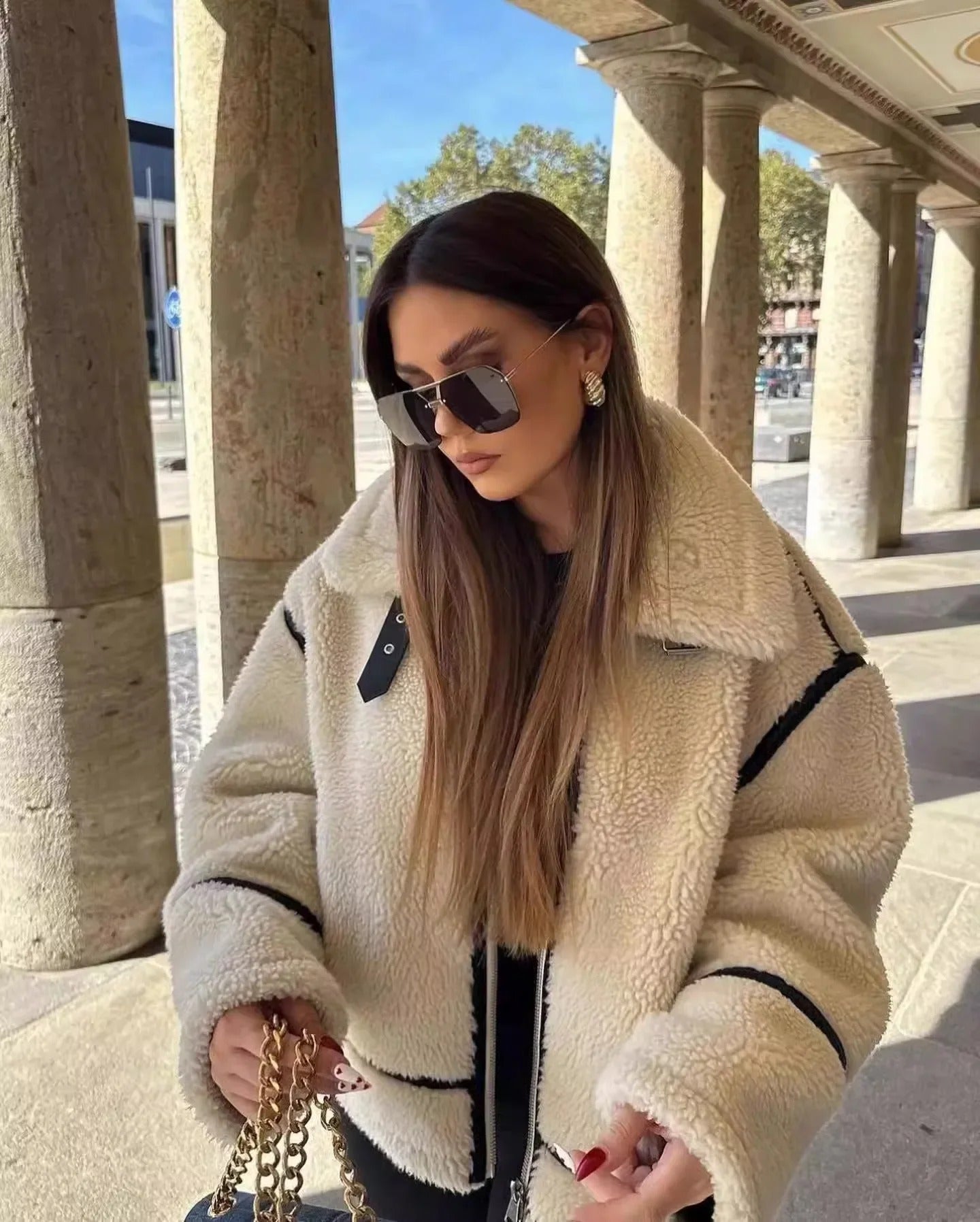 Damenjacke mit kontrastierenden Details und breitem Kragen