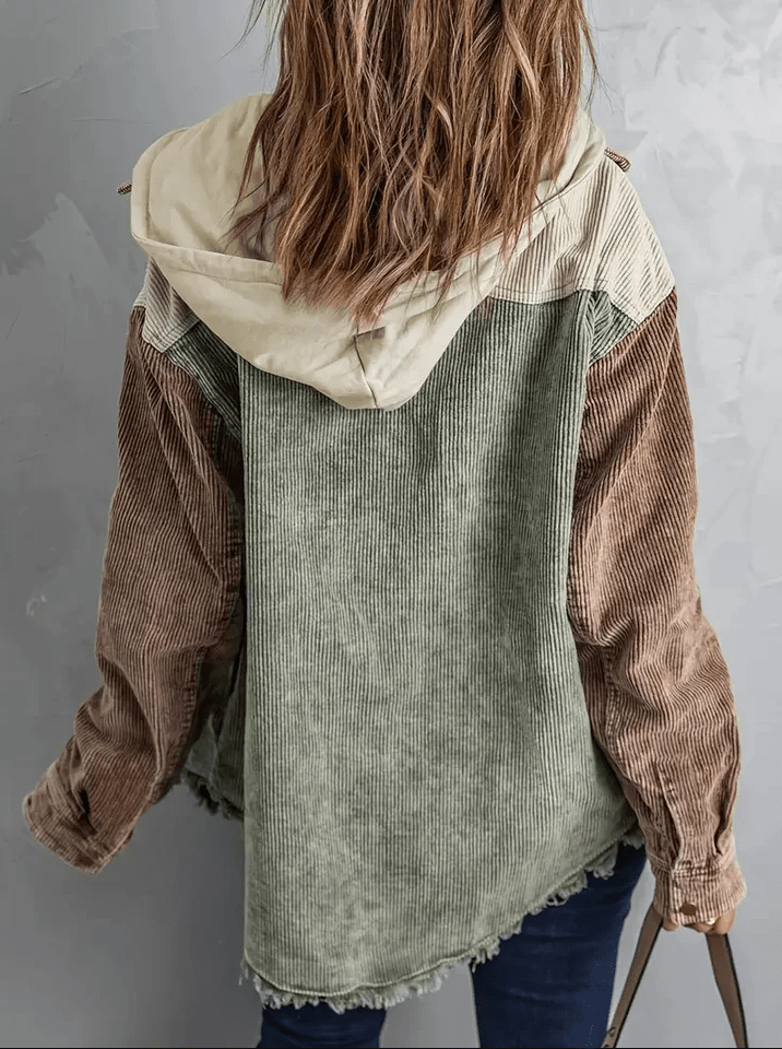 Damenjacke mit Kapuze und Knopfleiste für schmalen Schnitt