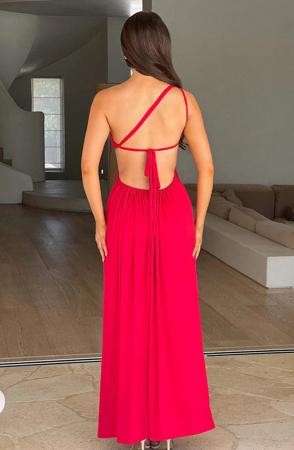 Langes Damenkleid mit asymmetrischem Ausschnitt