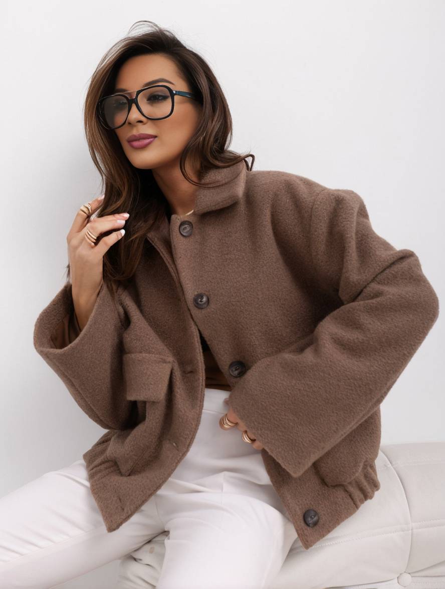Damenjacke mit Knopfleiste und weiter Silhouette