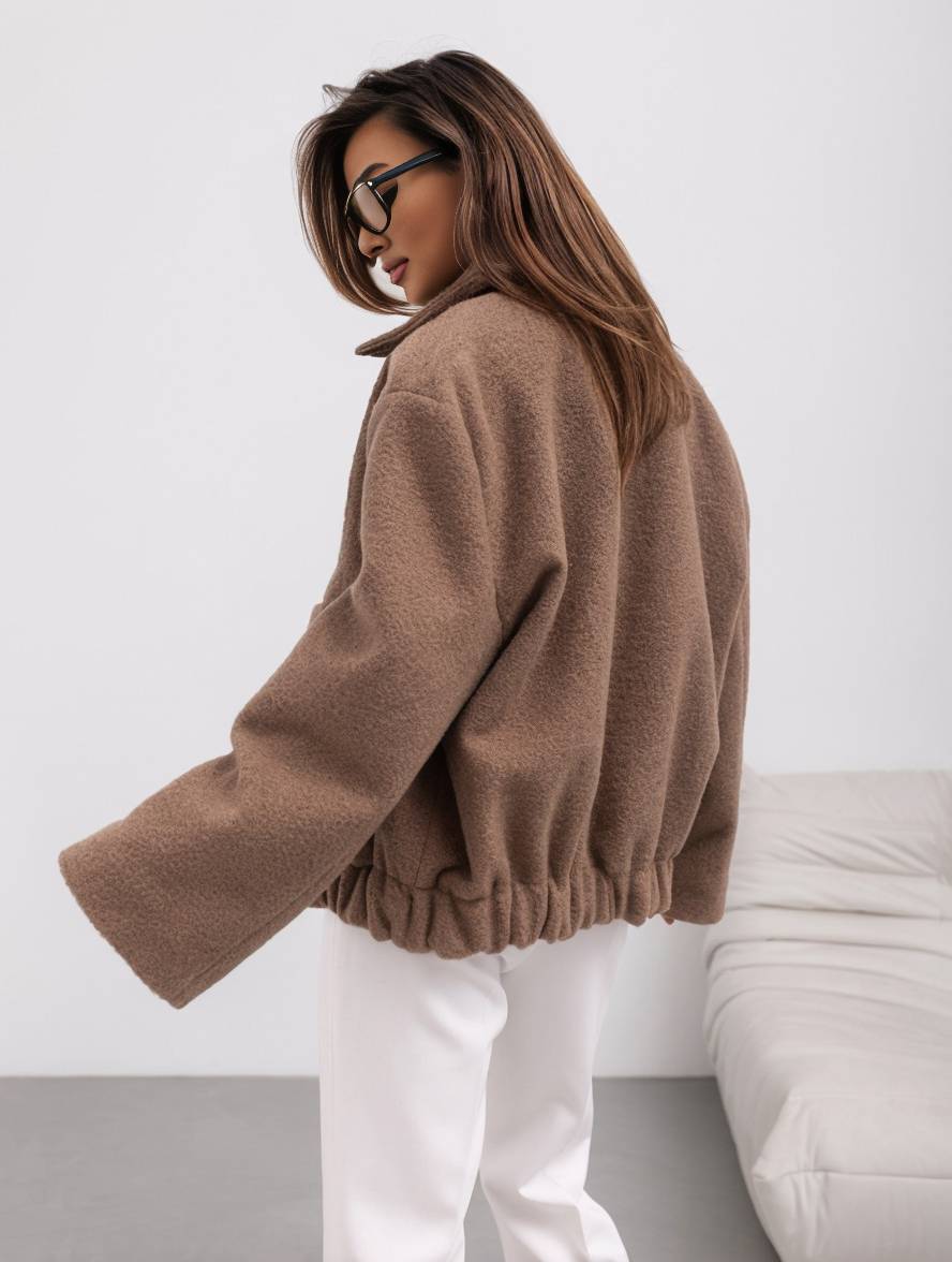 Damenjacke mit Knopfleiste und weiter Silhouette
