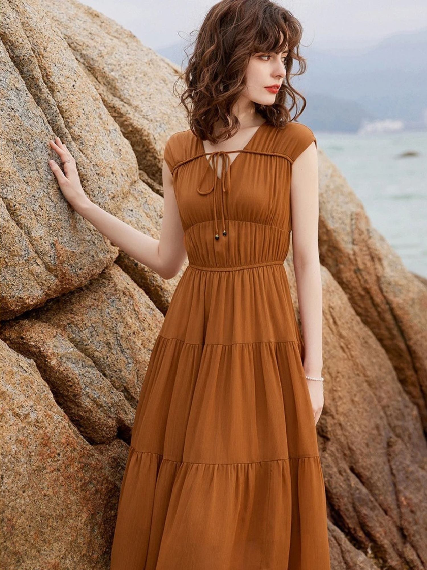 Damen-Maxikleid mit V-Ausschnitt und Schleifendetail