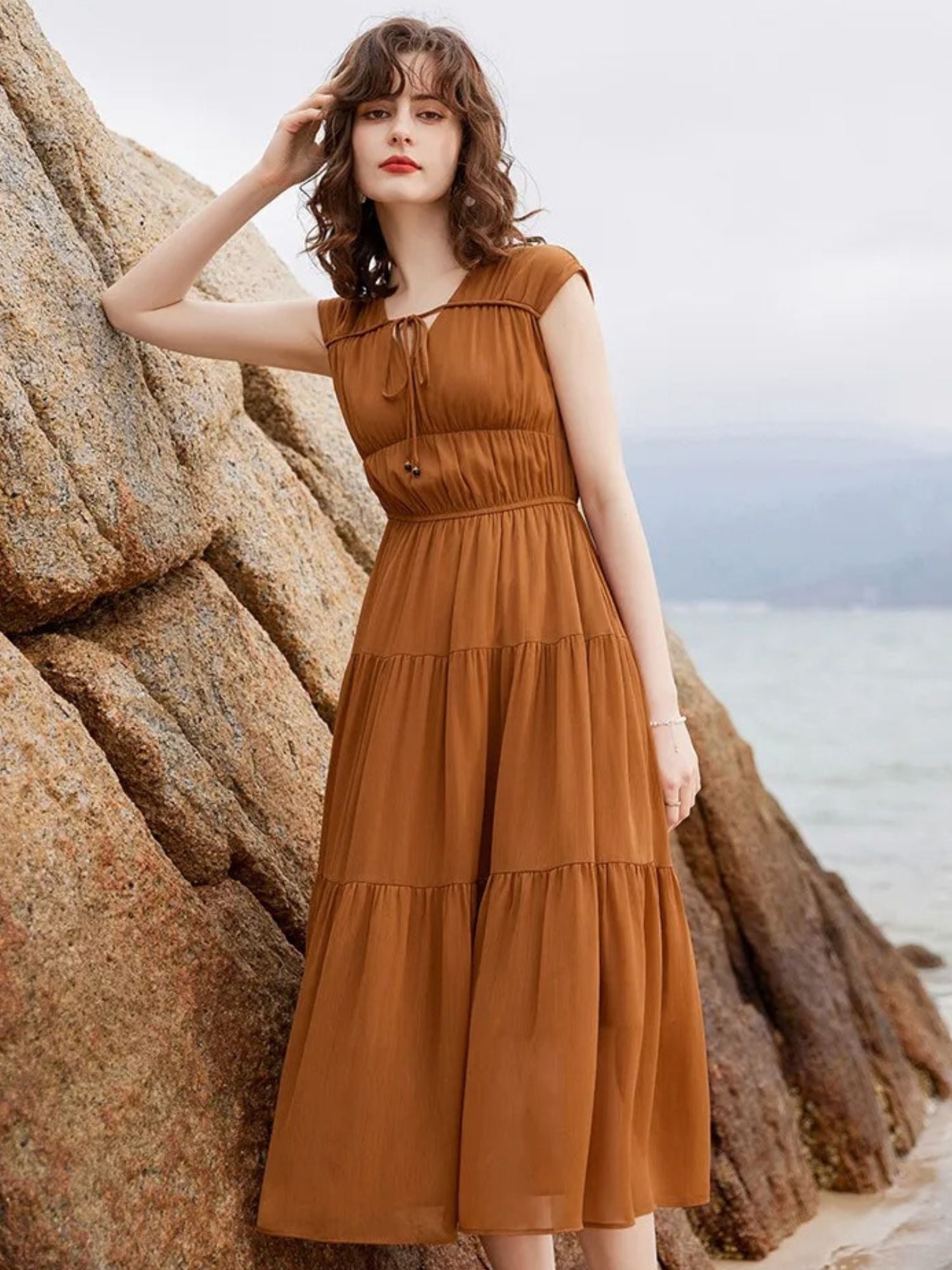 Damen-Maxikleid mit V-Ausschnitt und Schleifendetail
