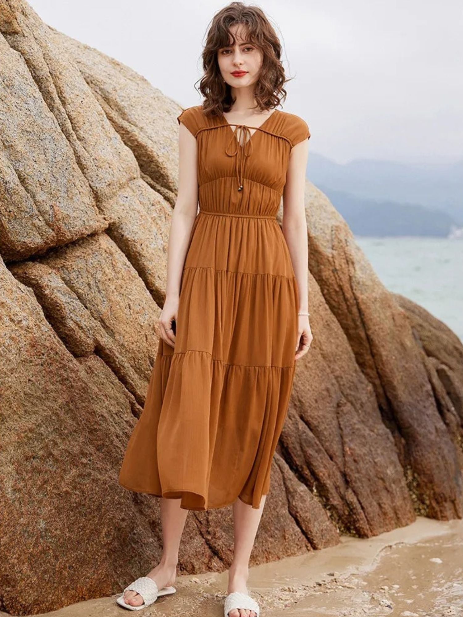Damen-Maxikleid mit V-Ausschnitt und Schleifendetail