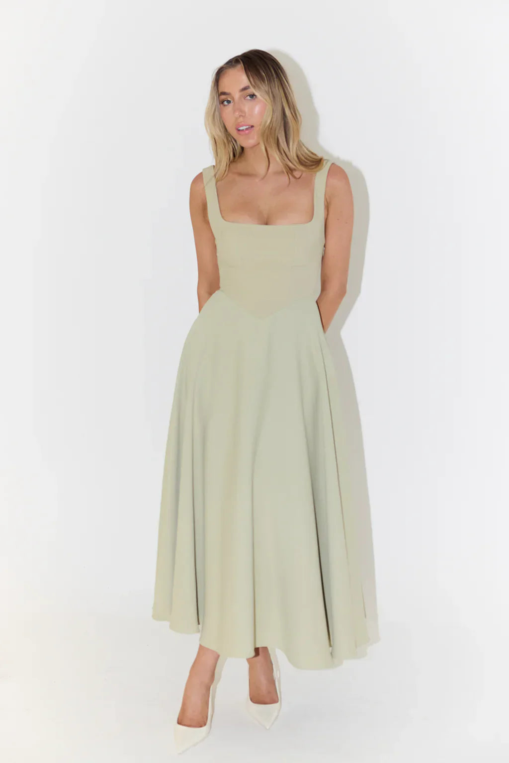 Damenkleid mit eckigem Ausschnitt und Midilänge