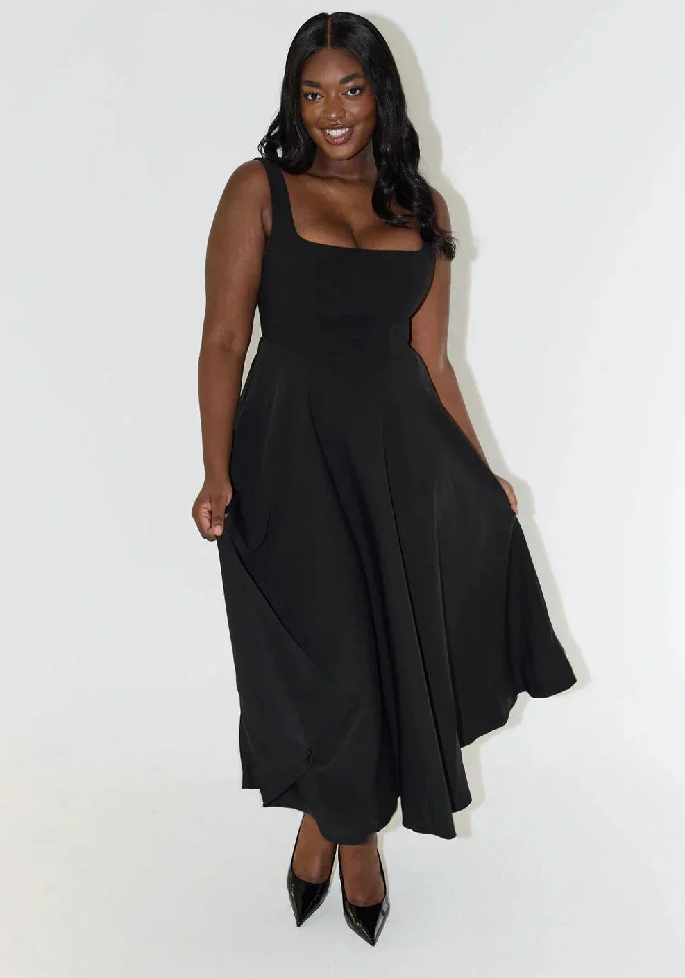 Damenkleid mit eckigem Ausschnitt und Midilänge