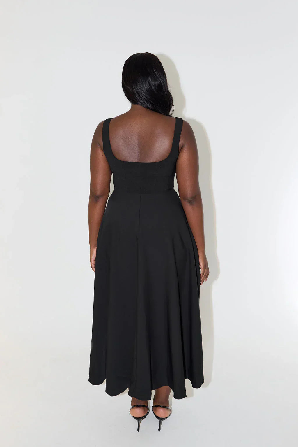 Damenkleid mit eckigem Ausschnitt und Midilänge