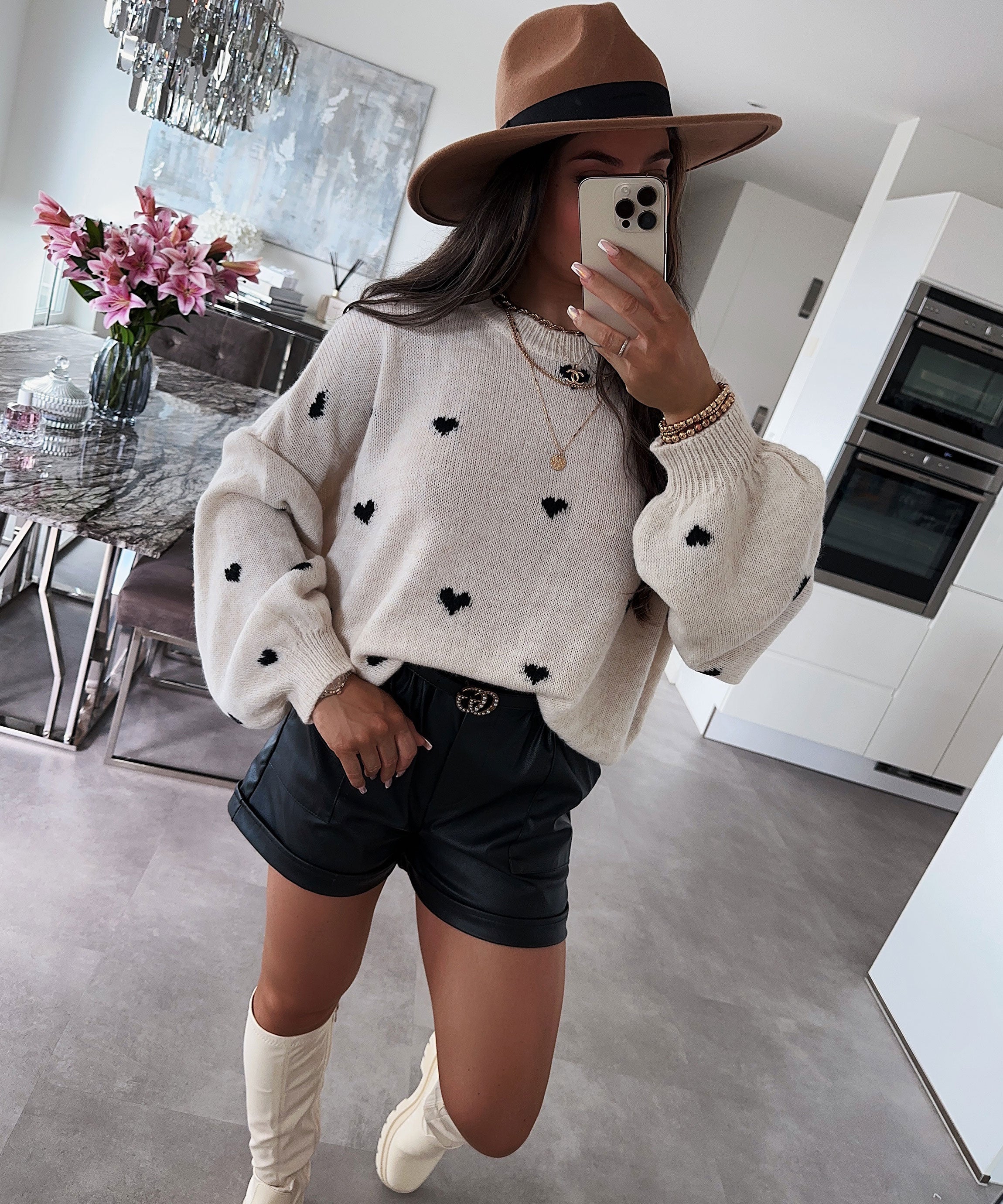 Damen Strickpullover mit schwarzem Herzmuster in Creme