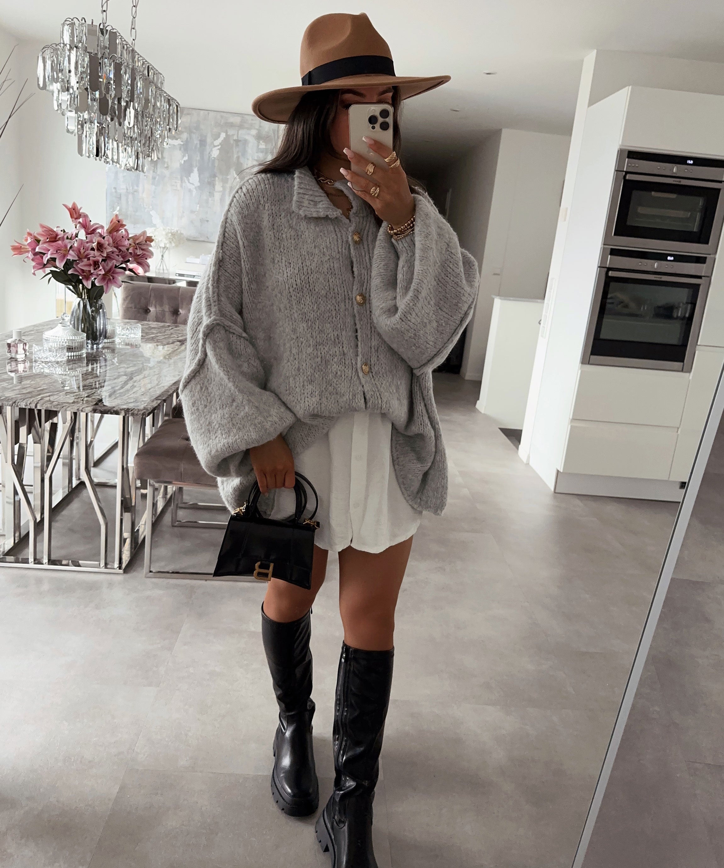 Oversize Strickjacke für Damen in Grau mit goldenen Akzenten