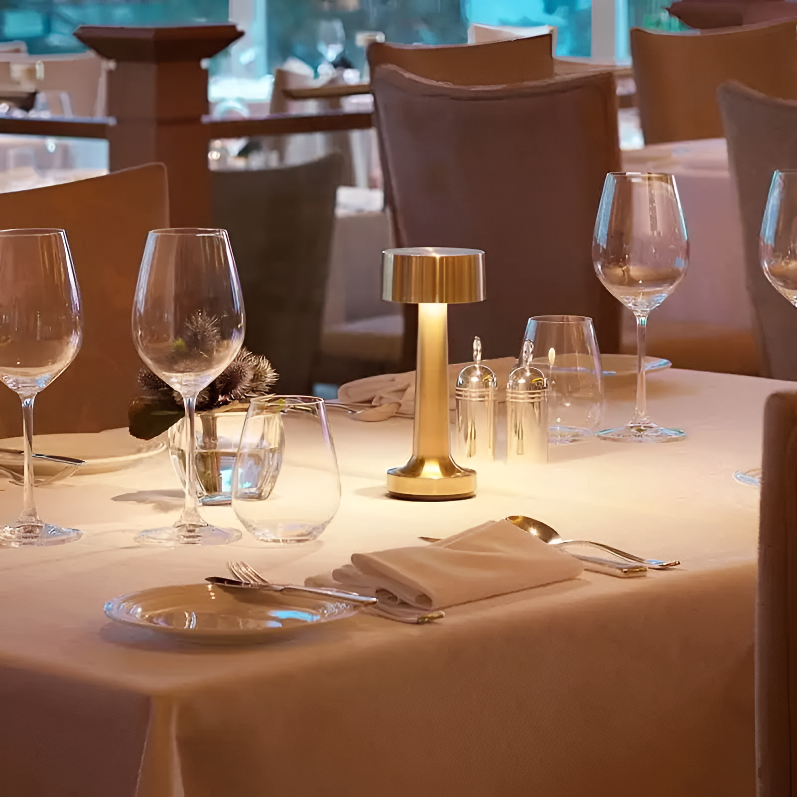 RetroLight - Stylische LED-Restaurant-Tischlampe mit kabellosem USB-Ladegerät-4