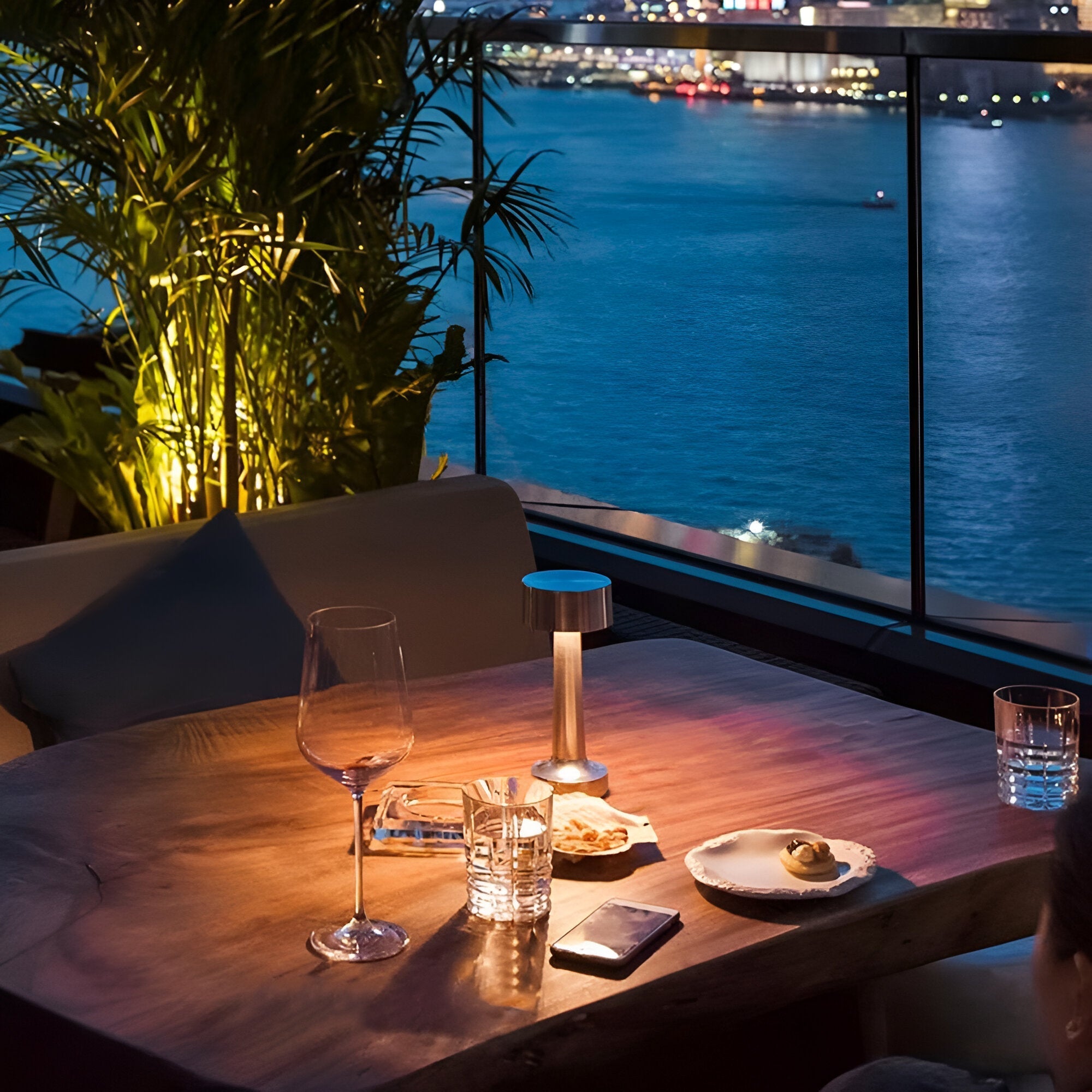 RetroLight - Stylische LED-Restaurant-Tischlampe mit kabellosem USB-Ladegerät-5
