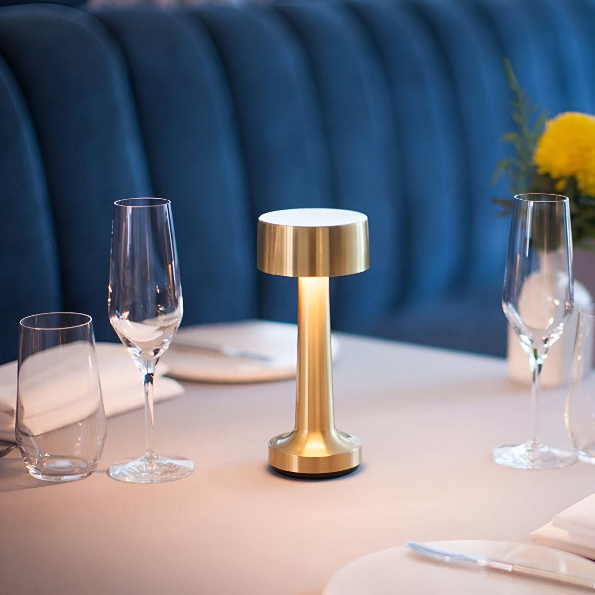 RetroLight - Stylische LED-Restaurant-Tischlampe mit kabellosem USB-Ladegerät-1