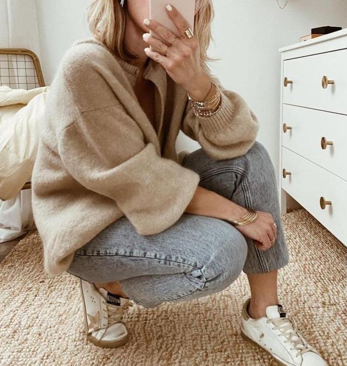 Strickjacke mit geripptem Ausschnitt und Volumenärmeln
