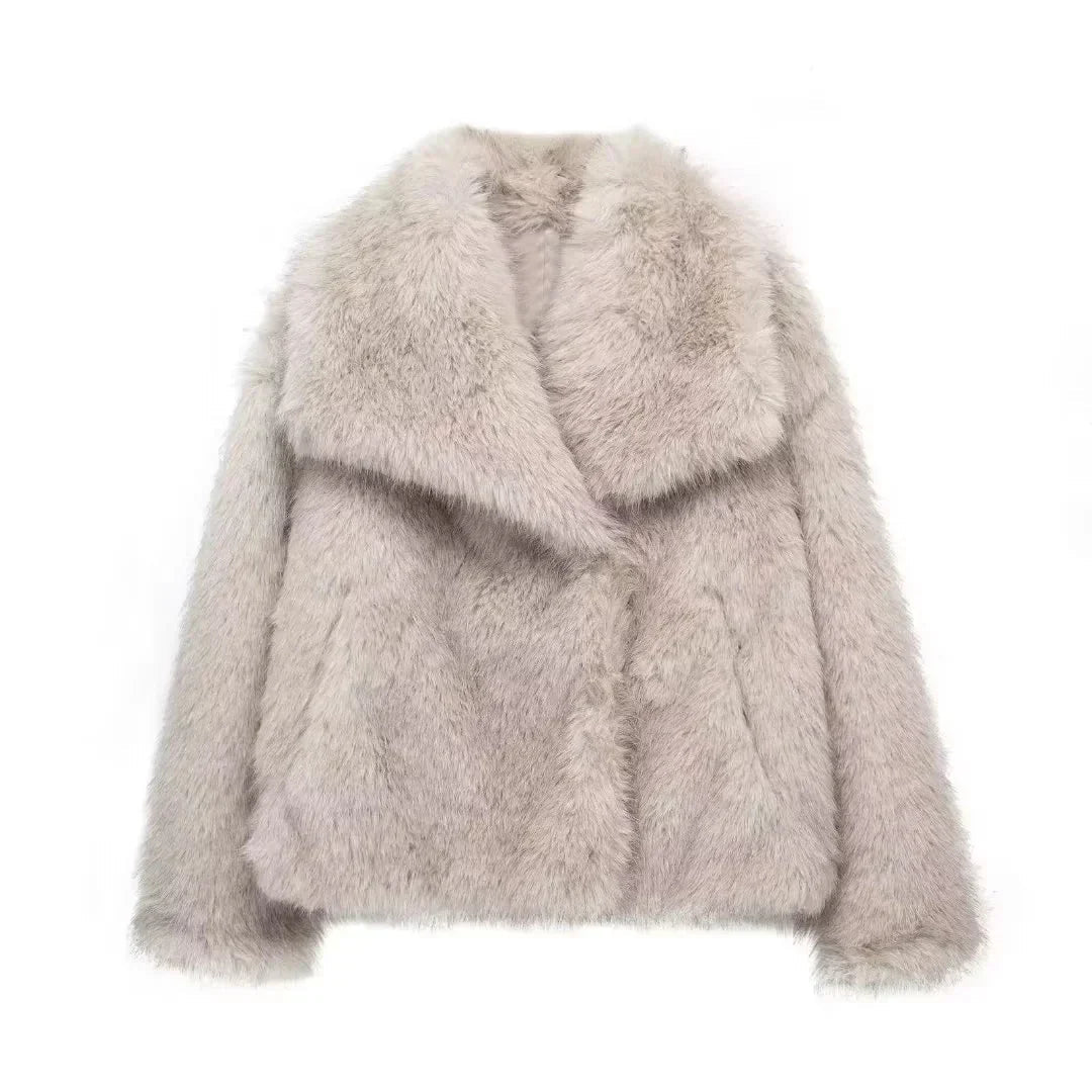 Damen Winterjacke mit offenem Frontschnitt und klarer Linienführung