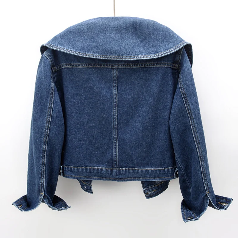 Damen-Denimjacke mit klassischem Schnitt und klarer Linienführung
