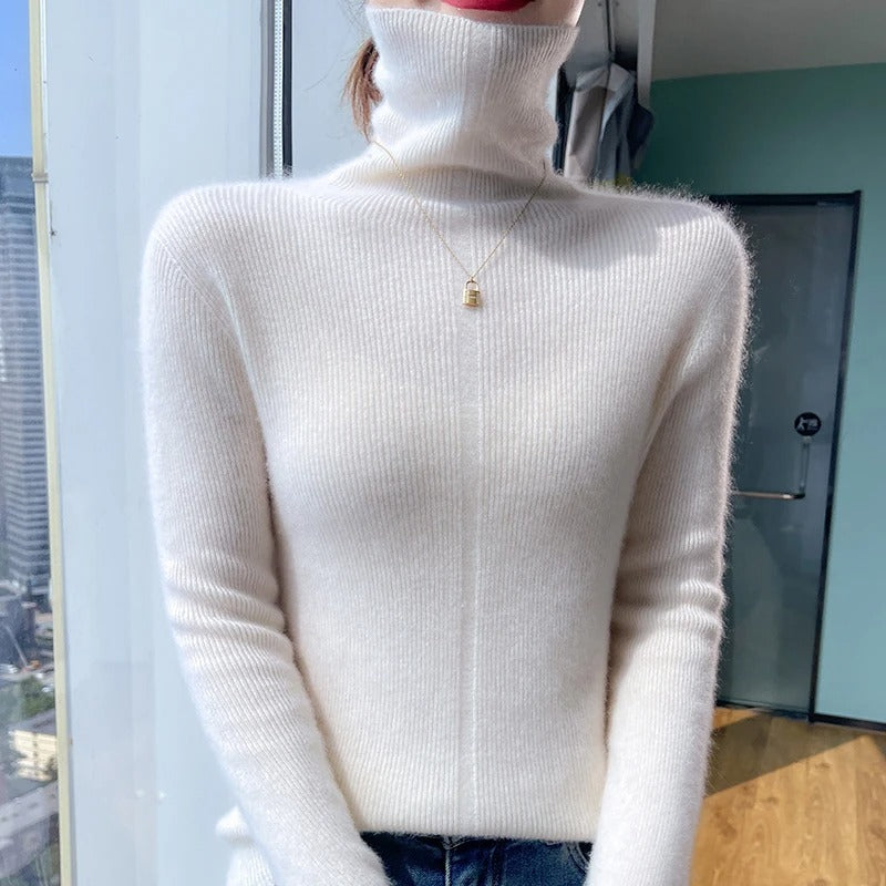 Damenpullover mit hohem Kragen und figurnaher Linie