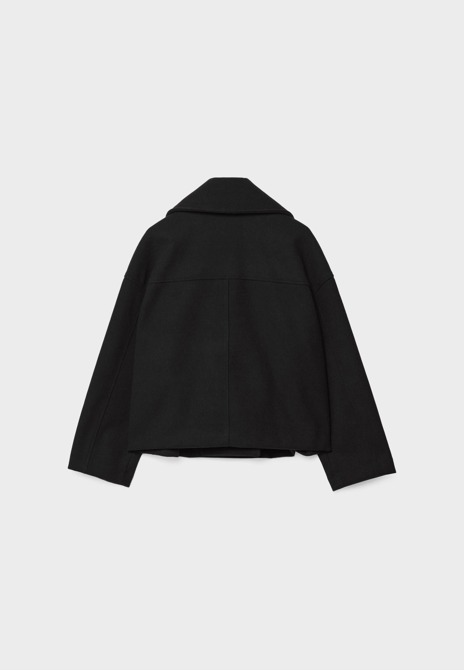 Kurze Damenjacke mit doppelter Knopfreihe